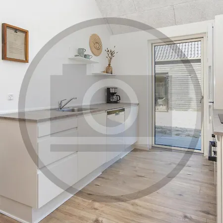 4 Bedroom Awesome In بيت للعطل *